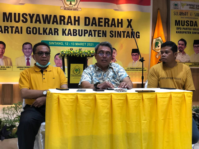 Plt Ketua DPD Golkar Sintang, Sukarsi bersama Plt Sekretaris Usmandy dan Ketua SC Supriadi menjelaskan tentang rencana pelaksanaan Musda Golkar Kabupaten Sintang. Foto: Yusrizal/Hi!Pontianak