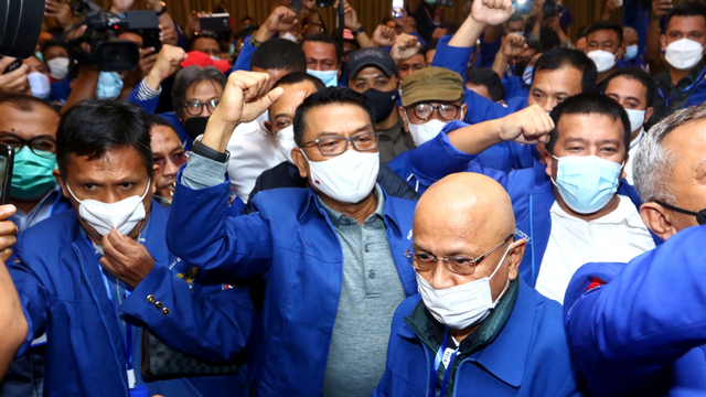 Moeldoko (tengah) tiba di lokasi Kongres Luar Biasa (KLB) Partai Demokrat di The Hill Hotel Sibolangit, Deli Serdang, Sumatera Utara, Jumat (5/3). Foto: Endi Ahmad/ANTARA FOTO