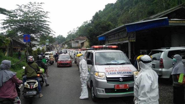 Iring-Iringan 14 unit kendaraan ambulans milik Dinas Kesehatan Kabupaten Tasikmalaya yang membawa 47 pasien corona. Foto: Dok. Istimewa