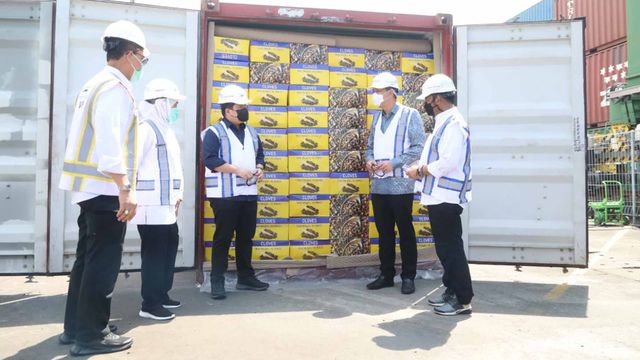 Mentan Syahrul Yasin Limpo, Mendag Muhammad Lutfi dan BUMN Erick Thohir melepas ekspor produk pertanian asal Provinsi Jawa Timur (Jatim) senilai 140 miliar. Foto: Dok. Kementan