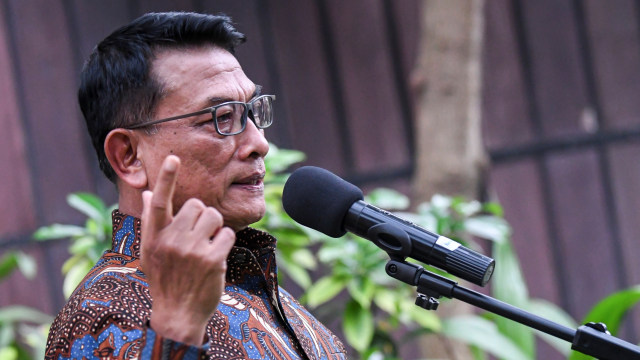 Kepala Kantor Staf Presiden Moeldoko melambaikan tangan usai memberi keterangan pers di kediamannya kawasan Menteng, Jakarta, Rabu (3/2/2021). Foto: M Risyal Hidayat/ANTARA FOTO
