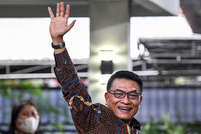 Kepala Kantor Staf Presiden Moeldoko melambaikan tangan usai memberi keterangan pers di kediamannya kawasan Menteng, Jakarta, Rabu (3/2/2021). Foto: M Risyal Hidayat/ANTARA FOTO