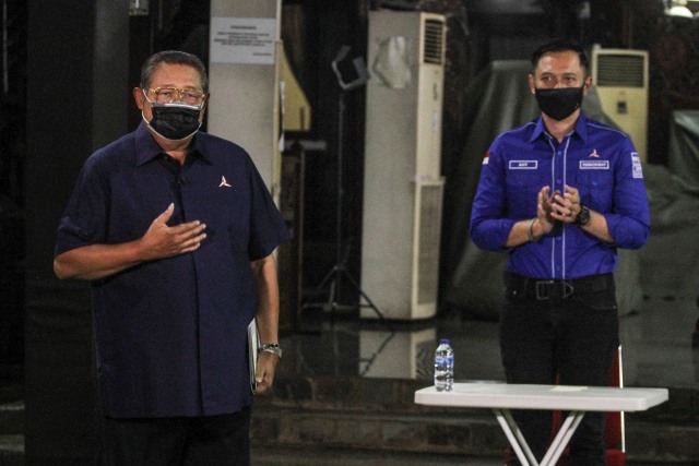 Ketua Majelis Tinggi Partai Demokrat Susilo Bambang Yudhoyono (kiri) bersama Ketua Umum Partai Demokrat Agus Harimurti Yudhoyono (kanan) menyampaikan keterangan pers terkait KLB Partai Demokrat (6/3). Foto: Asprilla Dwi Adha/ANTARA FOTO