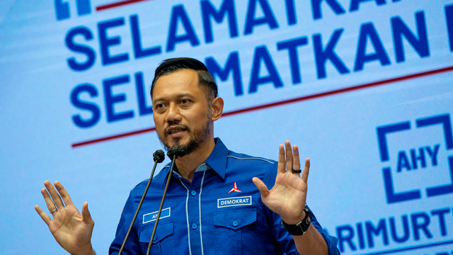 Ketua Umum Partai Demokrat Agus Harimurti Yudhoyono alias AHY menyampaikan keterangan kepada wartawan terkait Kongres Luar Biasa (KLB) Partai Demokrat yang dinilai ilegal di Jakarta, Jumat (5/3/2021). Foto: Aditya Pradana Putra/ANTARA FOTO