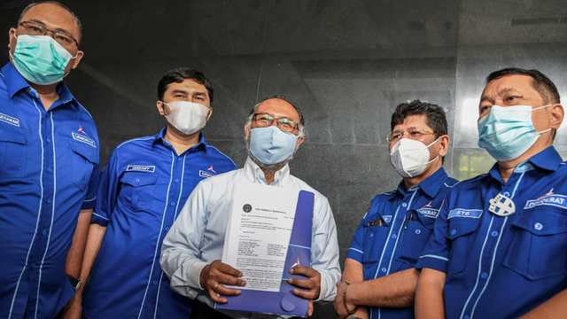 Kepala Badan Komunikasi Strategis DPP Partai Demokrat Herzaky Mahendra Putra (kedua kiri) bersama kuasa hukum DPP Partai Demokrat Bambang Widjojanto (tengah) saat mengajukan gugatan perbuatan melawan hukum di Pengadilan Negeri (PN) Jakarta (12/3). Foto: M Risyal Hidayat/ANTARA FOTO