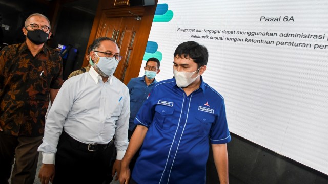 Kuasa hukum DPP Partai Demokrat Bambang Widjojanto didampingi Kepala Badan Komunikasi Strategis DPP Partai Demokrat Herzaky Mahendra Putra (kanan) usai mengajukan gugatan perbuatan melawan hukum di PN Jakata Pusat, Jumat (12/3). Foto: M Risyal Hidayat/ANTARA FOTO