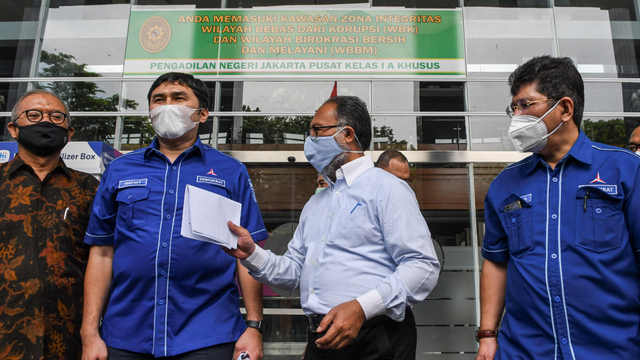 Kuasa hukum DPP Partai Demokrat Bambang Widjojanto (tengah) didampingi Kepala Badan Komunikasi Strategis DPP Partai Demokrat Herzaky Mahendra Putra (kedua kiri) usai mengajukan gugatan perbuatan melawan hukum di PN Jakata Pusat, Jumat (12/3). Foto: M Risyal Hidayat/ANTARA FOTO