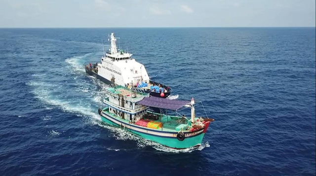 Penghentian kapal pelaku IUU fishing oleh Kapal Pengawas Perikanan