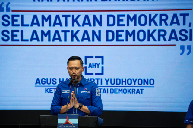 Ketua Umum Partai Demokrat Agus Harimurti Yudhoyono (AHY) menyampaikan keterangan terkait Kongres Luar Biasa (KLB) Partai Demokrat yang dinilai ilegal di Jakarta. Foto: Aditya Pradana Putra/ANTARA FOTO