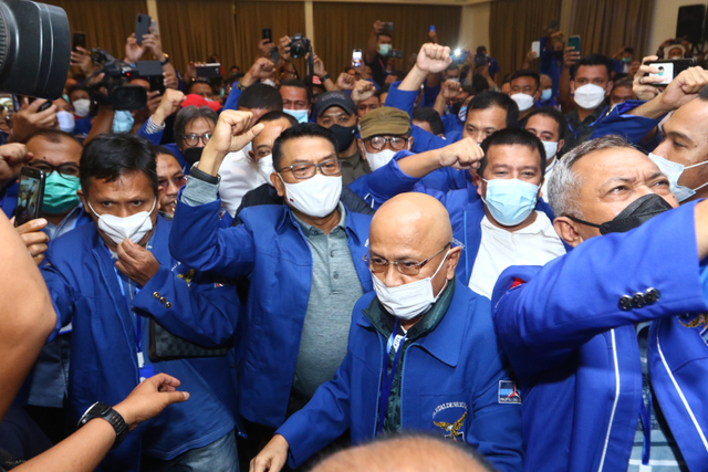 Moeldoko (tengah) tiba di lokasi Kongres Luar Biasa (KLB) Partai Demokrat di The Hill Hotel Sibolangit, Deli Serdang, Sumatera Utara. Foto: Endi Ahmad/ANTARA FOTO