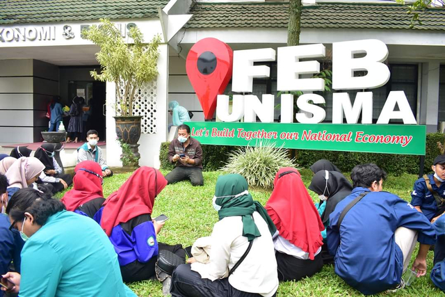 Narasumber memberi pengarahan pada sesi outdoor. Foto: dok