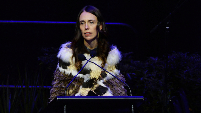 Perdana Menteri Selandia Baru Jacinda Ardern memberikan sambuata dalam upacara peringatan nasional penembakan massal di Christchurch, Selandia Baru. Foto: SANKA VIDANAGAMA / AFP
