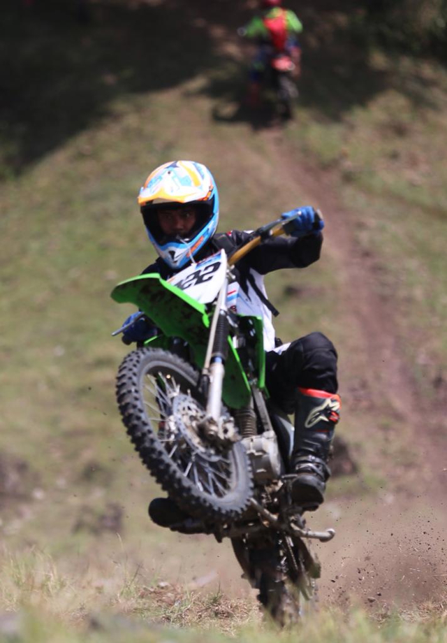 Aksi pemotor trail peserta Paxco Aceh Full Day Adventure di kawasan perbukitan Kuta Malaka, Kabupaten Aceh Besar, Sabtu (13/3). Foto: Suparta/acehkini 
