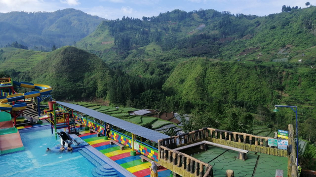  Tempat wisata yang awalnya lahan kosong dan tidak terurus itu, kini disulap menjadi kolam pemandian air panas dengan pemandangan alam.