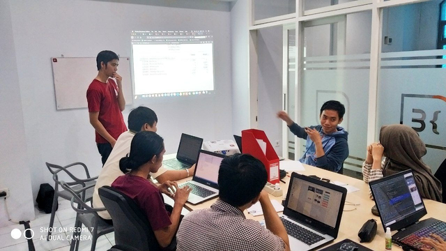Rudianto (berdiri) bersama timnya di booble.id.(dok/pribadi).