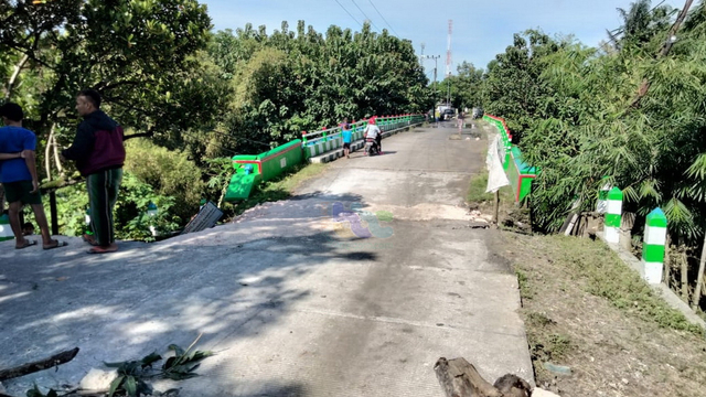 Kondisi Jembatan Ngasem, di Desa Sendangharjo, Kecamatan Ngasem, Kabupaten Bojonegoro, yang ambles. Posisi dari arah timur jembatan. (foto: dan/beritabojonegoro)