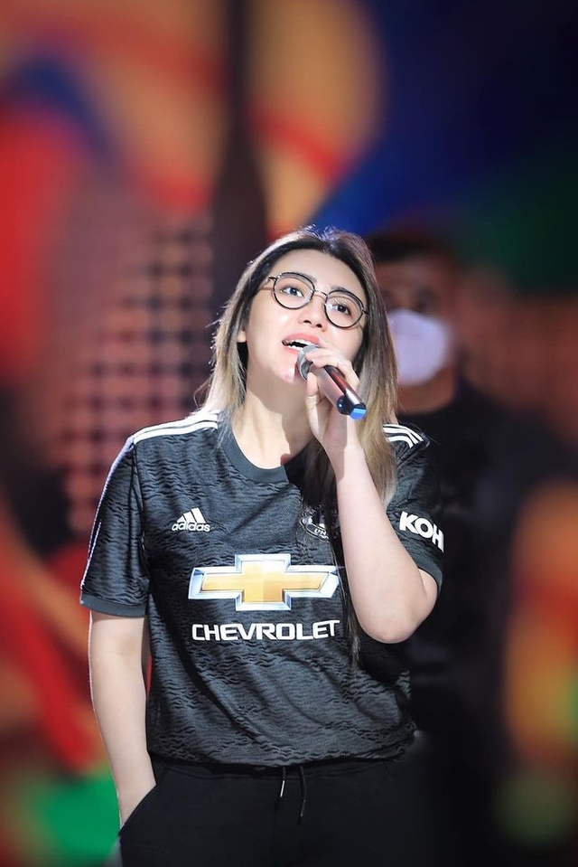 Via Vallen saat kenakan jersey Manchester United. Foto: Instagram/@viavallen