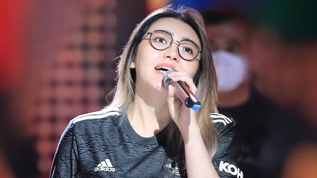 Via Vallen saat kenakan jersey Manchester United. Foto: Instagram/@viavallen