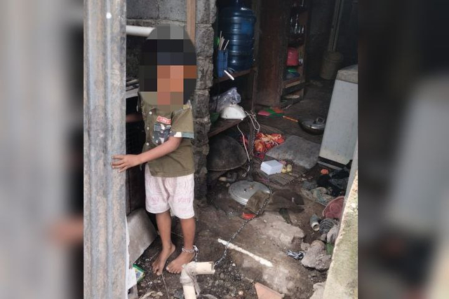 Seorang anak di Purbalingga yang dirantai orang tuanya di gudang. Foto: Sekdes Hary Susanto.