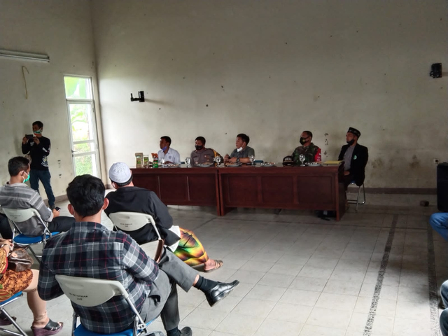 Audiensi penolakan 70 anjing yang dipelihara wanita bercadar di Kampung Gunung Mulya, Kecamatan Tenjolaya, Bogor. Foto: Dok. Istimewa
