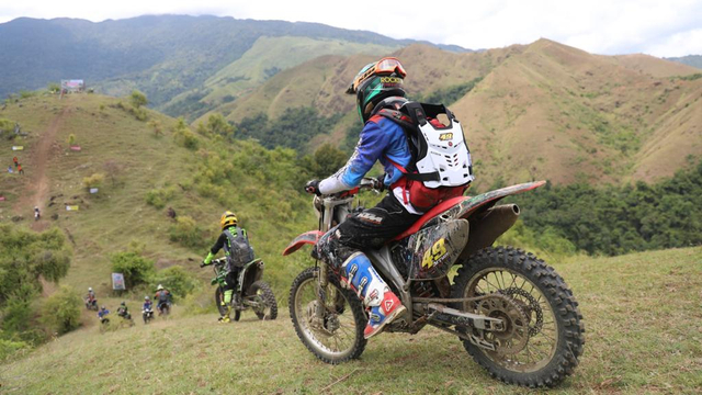 Trek yang cukup menantang dan menguji adrenalin bagi rider peserta 'Paxco Aceh Full Day Adventure' di perbukitan Kuta Malaka, Aceh Besar. Foto: Suparta/acehkini