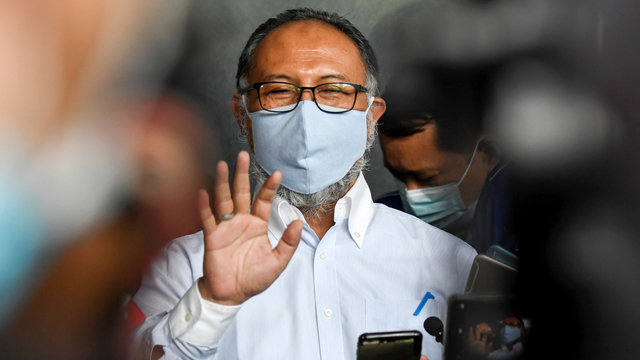 Kuasa hukum DPP Partai Demokrat Bambang Widjojanto memberikan keterangan pers disela mengajukan gugatan perbuatan melawan hukum di Pengadilan Negeri Jakarta Pusat di Jakarta, Jumat (12/3/2021). Foto: M Risyal Hidayat/ANTARA FOTO