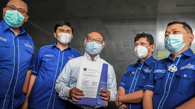 Kuasa hukum DPP Partai Demokrat Bambang Widjojanto (tengah) didampingi Kepala Badan Komunikasi Strategis DPP Partai Demokrat Herzaky Mahendra Putra (kedua kiri) usai mengajukan gugatan perbuatan melawan hukum di PN Jakata Pusat, Jumat (12/3). Foto: M Risyal Hidayat/ANTARA FOTO