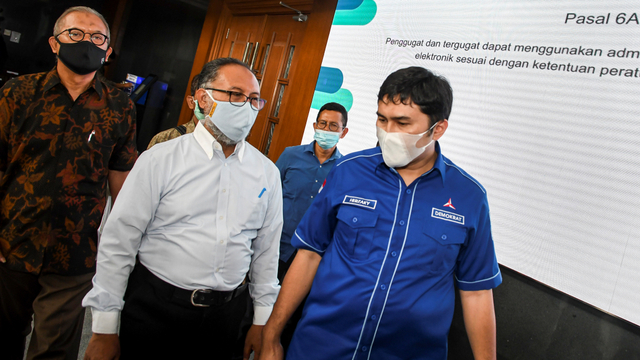 Kuasa hukum DPP Partai Demokrat Bambang Widjojanto didampingi Kepala Badan Komunikasi Strategis DPP Partai Demokrat Herzaky Mahendra Putra (kanan) usai mengajukan gugatan perbuatan melawan hukum di PN Jakata Pusat, Jumat (12/3). Foto: M Risyal Hidayat/ANTARA FOTO
