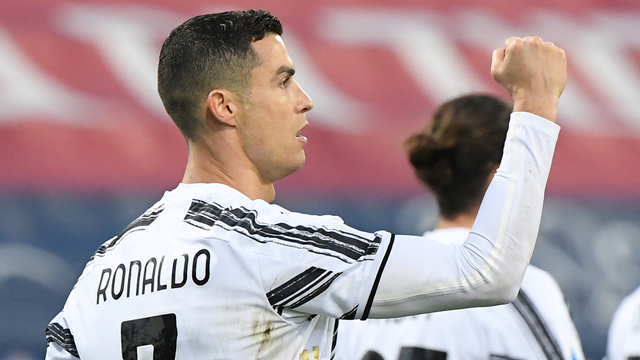 Cristiano Ronaldo dari Juventus merayakan gol kedua mereka saat melawan Cagliari di Sardegna Arena, Cagliari, Italia, Minggu (14/3). Foto: Alberto Lingria/REUTERS