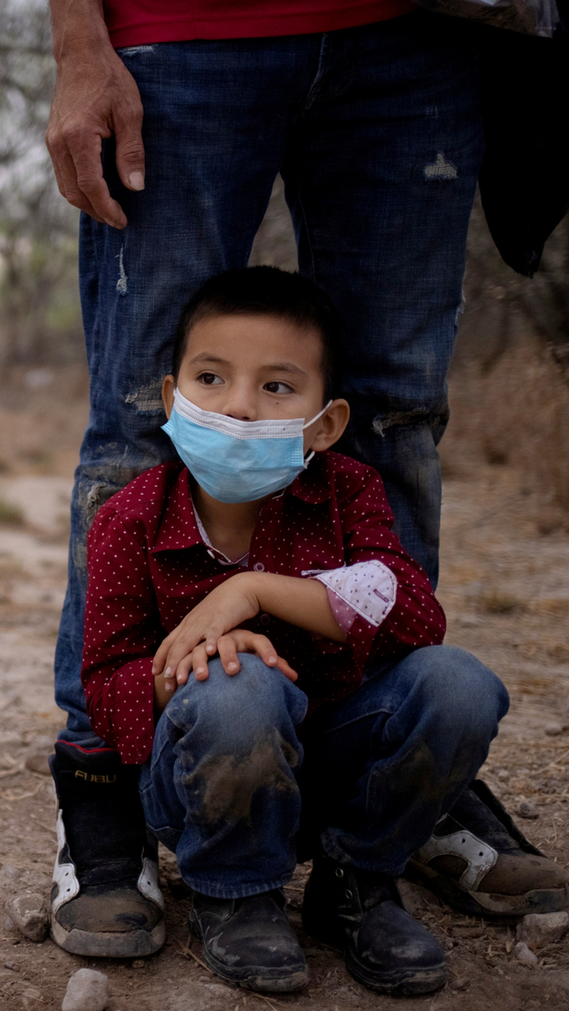 Seorang anak pencari suaka dari Honduras, menunggu transportasi, setelah menyeberangi sungai Rio Grande ke Amerika Serikat dari Meksiko di atas rakit di La Joya, Texas, AS, Minggu (14/3). Foto: Adrees Latif/REUTERS