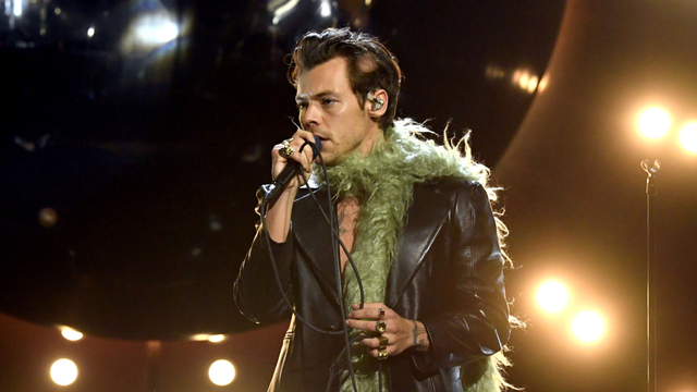 Harry Styles tampil di atas panggung selama Penghargaan GRAMMY Tahunan ke-63 di Los Angeles Convention Center di Los Angeles, California, Minggu (14/3). Foto: Kevin Winter/Getty Images