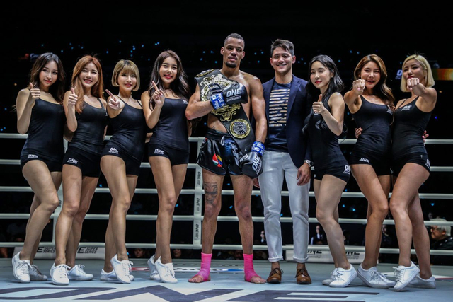 Atlet Belanda-Suriname Regian "The Immortal" Eersel berpose bersama sabuk Juara Dunia ONE Lighweight Kickboxing (ONE Championship)