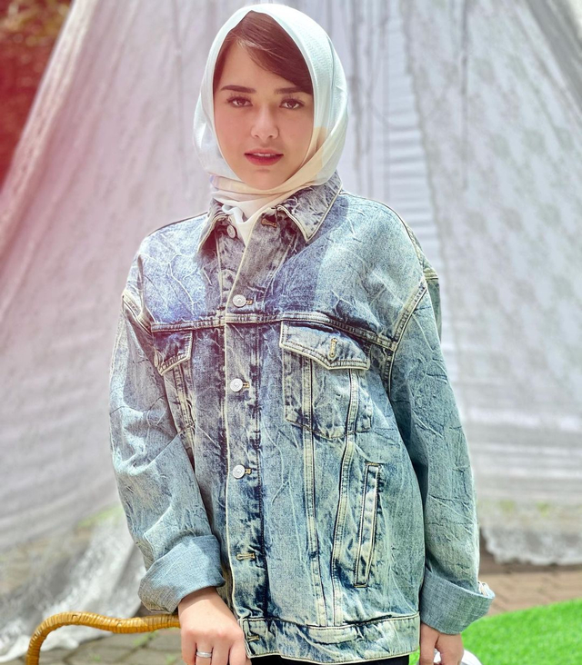 Amanda Manopo saat melakukan pemotretan. Foto: Instagram/amandamanopo