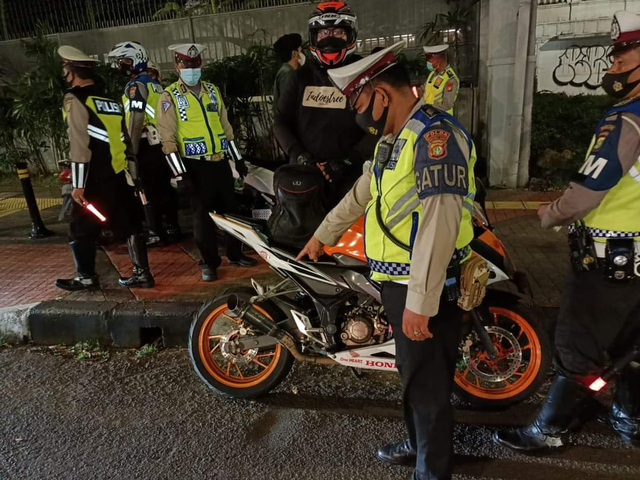 Polisi melakukan penindakan kepada para pemotor yang menggunakan knalpot racing atau bising.  Foto: Twitter/@TMCPoldaMetro