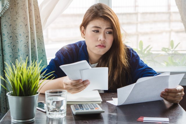 Ilustrasi membayar pajak. Foto: Shutter Stock