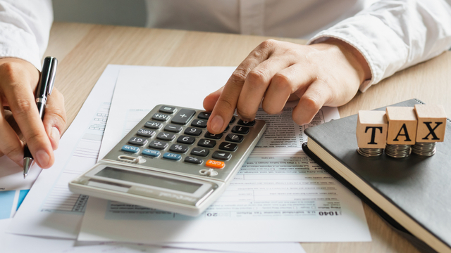 Ilustrasi membayar pajak. Foto: Shutterstock