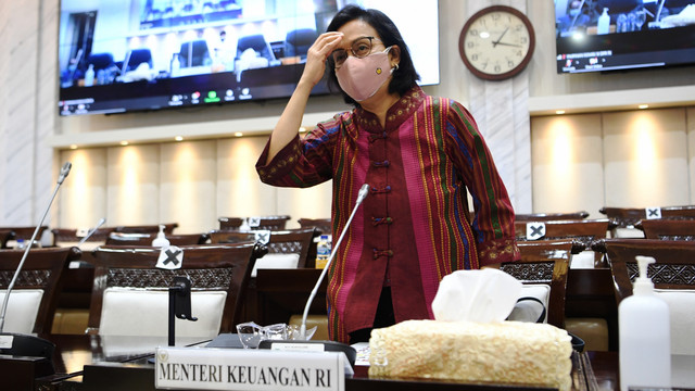 Menteri Keuangan Sri Mulyani bersiap mengikuti rapat kerja dengan Komisi XI DPR di Kompleks Parlemen, Senayan, Jakarta, Senin (15/3/2021). Foto: Hafidz Mubarak A/ANTARA FOTO