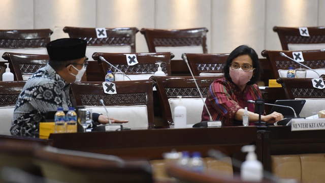 Menteri Keuangan Sri Mulyani (kanan) bersiap mengikuti rapat kerja dengan Komisi XI DPR di Kompleks Parlemen, Senayan, Jakarta, Senin (15/3/2021). Foto: Hafidz Mubarak A/ANTARA FOTO