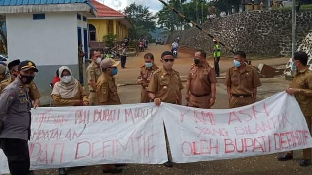 Sejumlah pejabat di Morowali Utara (Morut) demo di depan Kantor Bupati Morut, Senin (15/3). Mereka menganggap pembatalan SK oleh Plh Bupati, melanggar prosedur. Foto: Istimewa