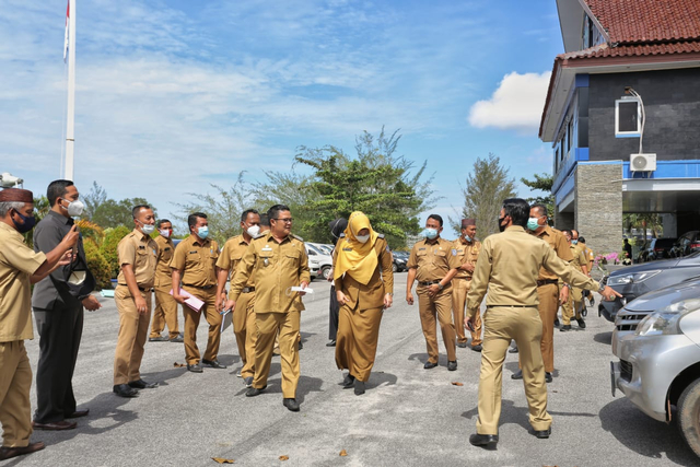 Bupati Bangka Selatan, Riza Herdavid saat melakukan pemeriksaan terhadap kendaraan dinas milik Pemkab Bangka Selata.