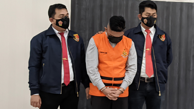 SEKRETARIS Camat Bina Widya, Pekanbaru, HS, diperlihatkan saat ekspose usai Operasi Tangkap Tangan (OTT), Senin (15/3/2021). 