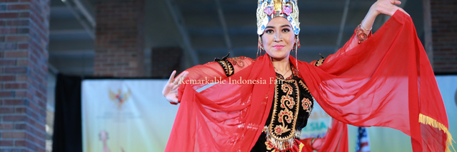 Menarikan Tari Gandrung di Pameran Remarkable Indonesia Fair. Sumber: KJRI Chicago
