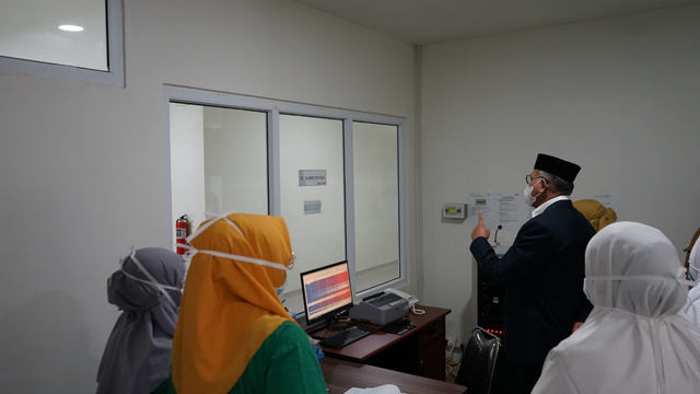 Gubernur Aceh Nova Iriansyah meninjau kesiapan pengoperasian ruangan khusus penanganan pasien COVID-19 di RSUDZA Banda Aceh. Foto: Dok. Humas Setda Aceh