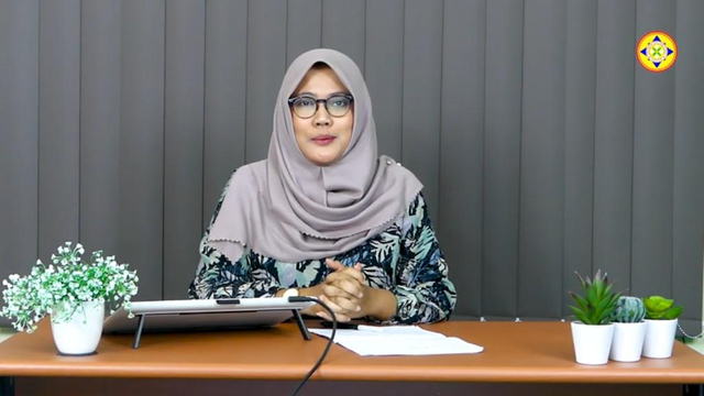 Fika Rahmanita, S.Pd., M.M. (Dosen Program Studi Pendidikan Ekonomi Universitas Pamulang) saat memaparkan materi di salah satu video pembelajaran