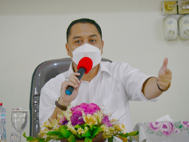 Wali Kota Surabaya Eri Cahyadi. Dia meminta kepada camat dan lurah untuk memperbarui data MBR agar bantuan tidak salah sasaran. Foto: Humas Pemkot Surabaya