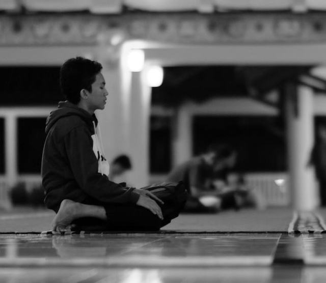 Duduk di antara dua sujud Foto: instagram.com/wiwitby