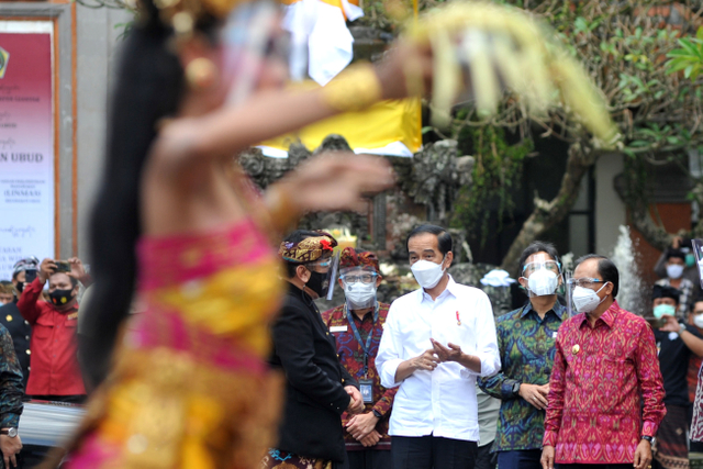 Presiden Joko Widodo (tengah) meninjau proses vaksinasi COVID-19 di Puri Ubud, Gianyar, Bali, Selasa (16/3).  Foto: Fikri Yusuf/ANTARA FOTO