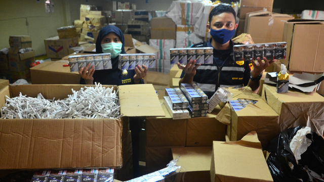 Rokok Sigaret Kretek Mesin (SKM) ilegal di Kantor Bea dan Cukai Kudus, Jawa Tengah, Maret 2021. Foto: Yusuf Nugroho/ANTARA FOTO