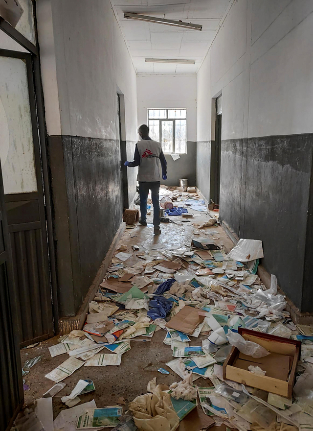Salah satu petugas mengecek ruangan yang dirusak di rumah sakit Sheraro, Tigray, Ethiopia. Foto: Medecins Sans Frontieres via AP