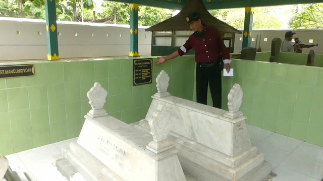 Kepala Bidang (Kabid) Sejarah, Bahasa dan Sastra Disbud Gunungkidul, Sigit Pramudyanto, saat menelusuri jejak makam mantan Bupati, Selasa (16/3/2021). Foto: Erfanto/Tugu Jogja